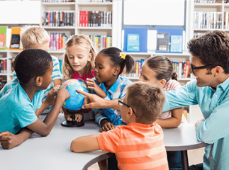 Enfants etudiant globe